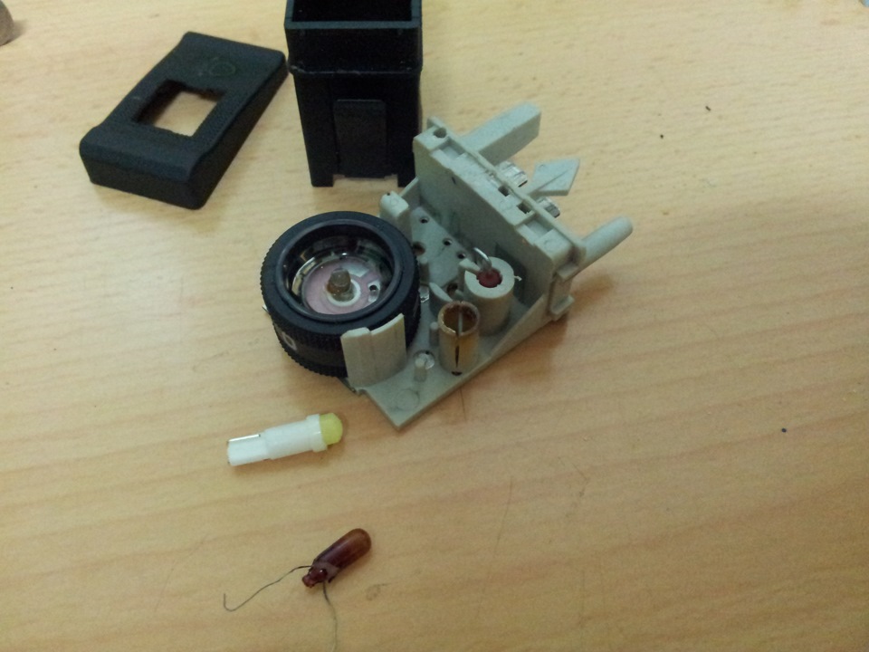 замена лампочки в кнопке корректора и в других кнопках — Audi 80 (B4 ...