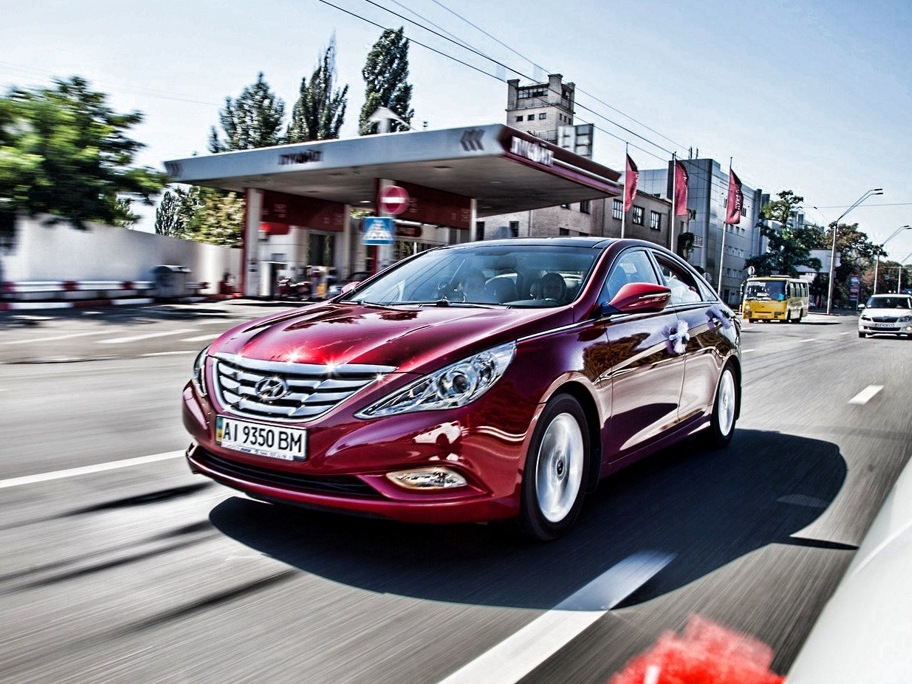 Стиль сонаты. Хендай Соната красная. Hyundai Sonata vi (YF). Hyundai Sonata 2.4. Sonata 2011 красный.