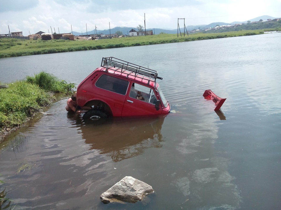 Мы перебрались через реку по зыбкому. Машина переезжает речку Рассказиха 2014 года. Игра на Ниве от потопа. Машина укатившаяся в реку полностью.