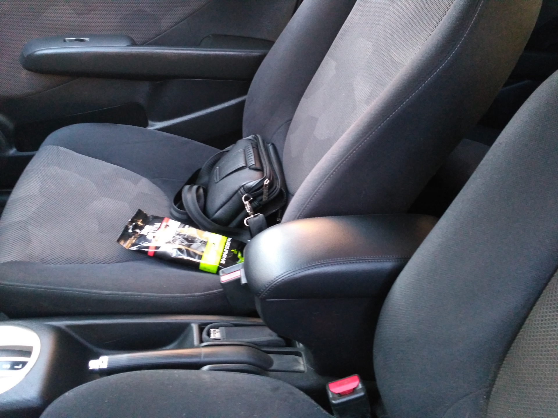 Подлокотник honda. Подлокотник на хонда стрим 2003 года. Подлокотник на honda hr-v 1997. Подлокотник хонда црв 2008. Подлокотник honda stepwgn 2001-05.