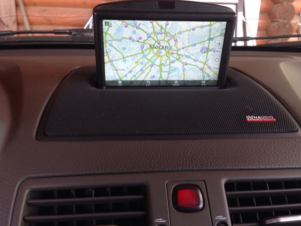 Выдвижной экран в машину. Volvo xc90 монитор в Торпедо. Выдвижной экран Volvo xc90. Выдвижной монитор Вольво хс90. Монитор для Вольво хс90 в торпеду.