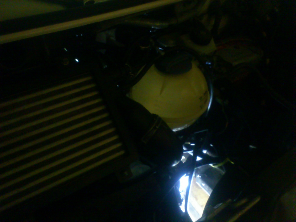 Расширительный бачок заснял в таком ракурсе, чтоб было видно, что бачек чистый(антифриз заливал в том году, тогда и промыл бачек) — Volkswagen Transporter T4