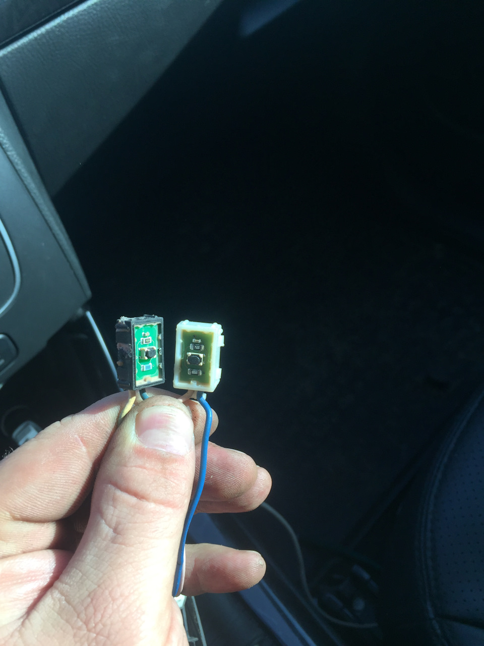 Но достав из корпусов сами платы, увидел что они абсолютно идентичны. — KIA Sorento (2G)