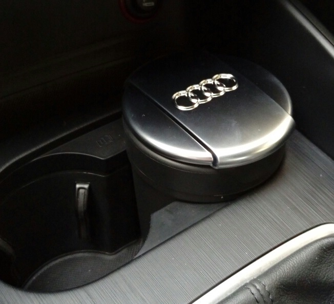 Заглушка фаркопа ауди q7. Пепельница от ауди а6с6 2010 год задняя дверь. Пепельница а6. Vag 420087017. Audi a6 пепельница.