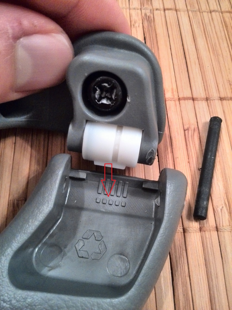 ребро должно установится четко в паз — Chevrolet Lacetti 5D