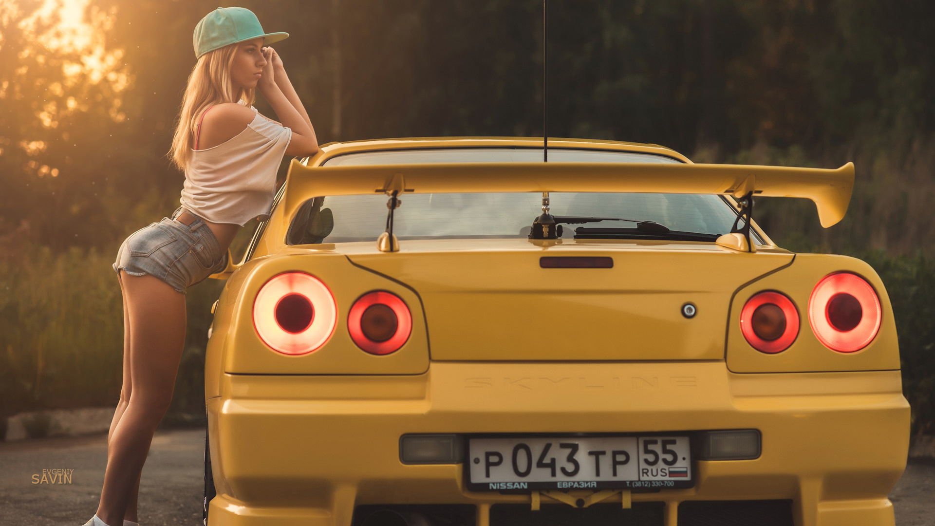 Nissan Skyline r34 с девушкой