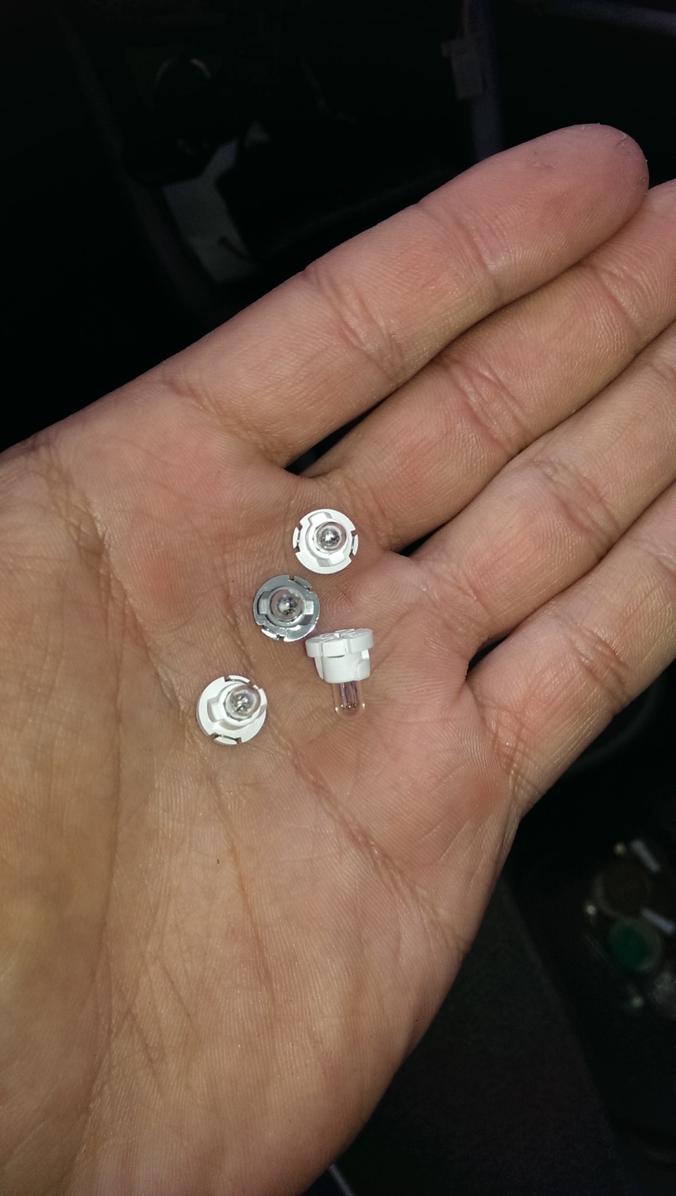 в кнопках стоят такие! Пришлось потрудится чтобы их купить, объездил 6 автомагазинов и только в одном были — Hyundai Accent (2G)