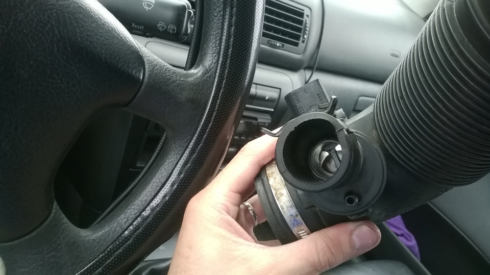 на удивление, патрубок чистый, без масла, лёгки напыл присутствовал — Skoda Octavia A4 Mk1