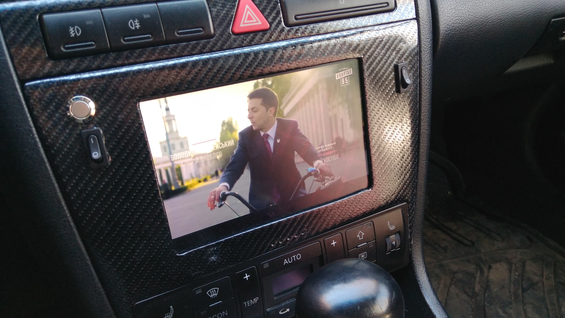 Планшет в автомобиль вместо магнитолы. Компьютер вместо магнитолы. Автомобили на пк. Экран в машину вместо магнитолы. Компьютер вместо магнитолы.