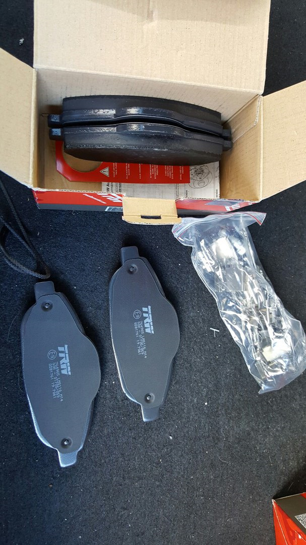 Замена передних и задних колодок на TRW — Peugeot 308 (1G), 1,6 л, 2010 ...