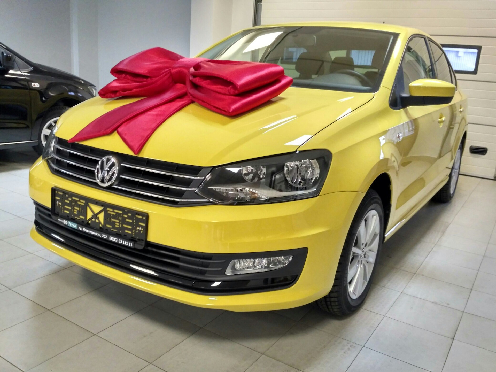 Volkswagen желтый. Volkswagen Polo sedan жёлтый. Фольксваген поло 2016 жёлтая. Фольксваген поло желтого цвета. Желтый поло седан 2017 Фольксваген.