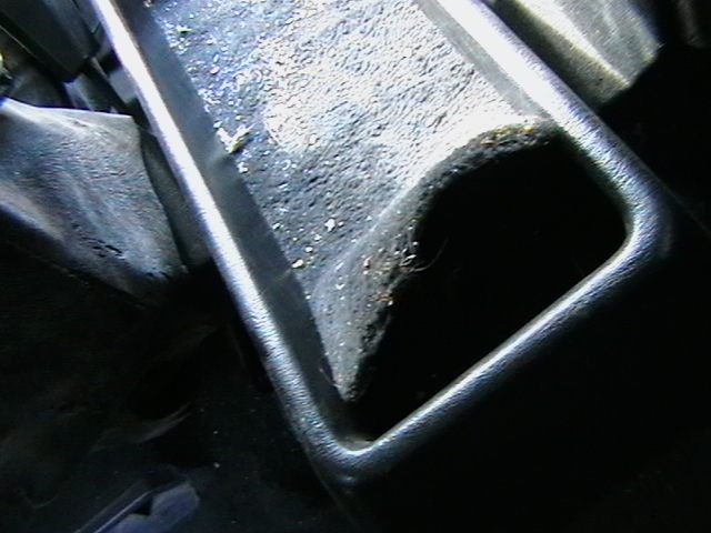 поднимаем коврик в боксе между сиденьями — Mercedes-Benz E-Class (W124)