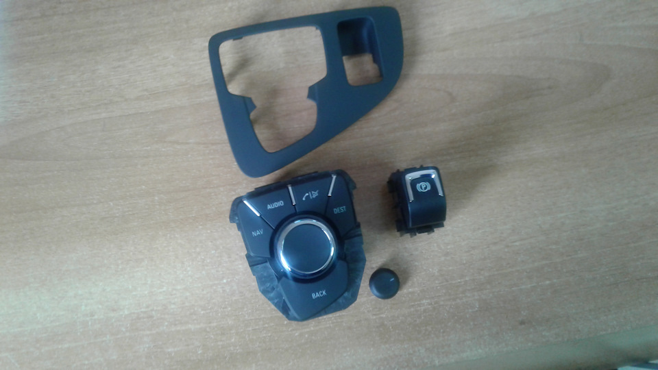 А вот и ништяки…Джойстик управления магнитолой, кнопка ручника от Астры ...