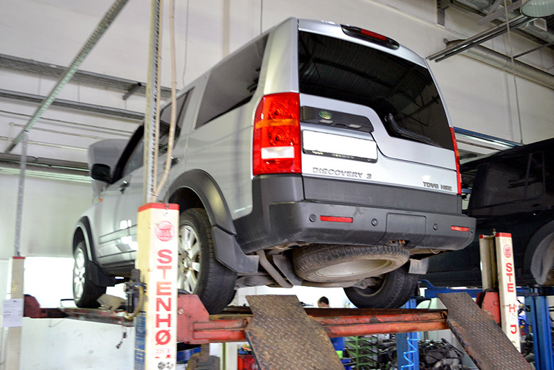 пыльник пневмостойки дискавери 4. пыльники пневмостоек discovery 3. как поменять колесо на дискавери 3 с пневмой. хомуты пыльников пневмостойки range rover 2005. пневмоподвеска дискавери 3.