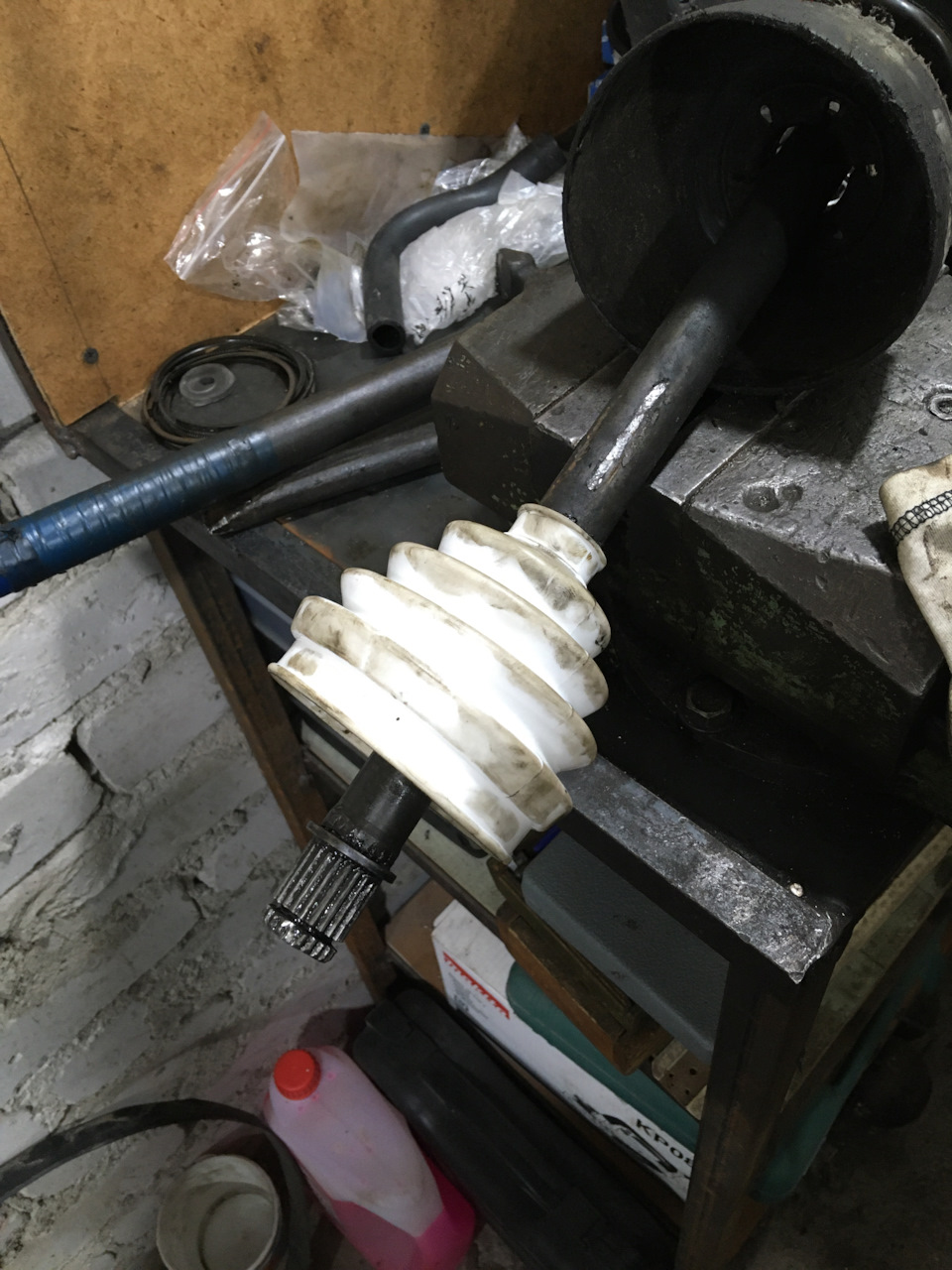 Замена пыльника наружной гранаты справа. Замена смазки. — Lada 2131, 1 ...