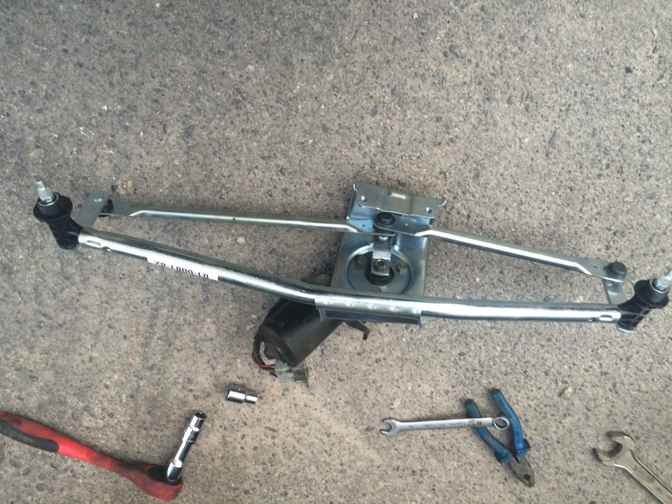 Мотор трапеции дворников ваз 2110 смазка редуктора. Как выставить трапецию. Как поменять моторчик дворников приора 1. Кулиса стеклоочистителя поло седан. Как поменять трапецию на мерседесе 208.