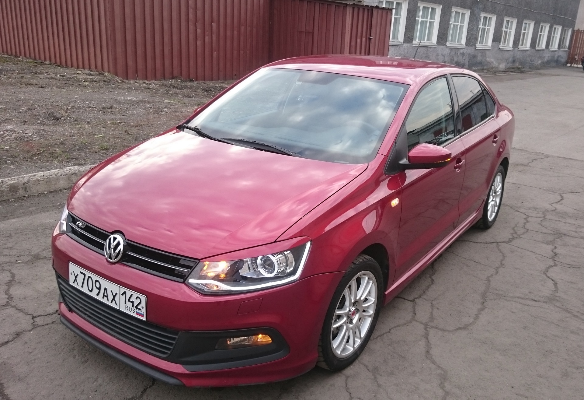 Volkswagen Polo sedan r line