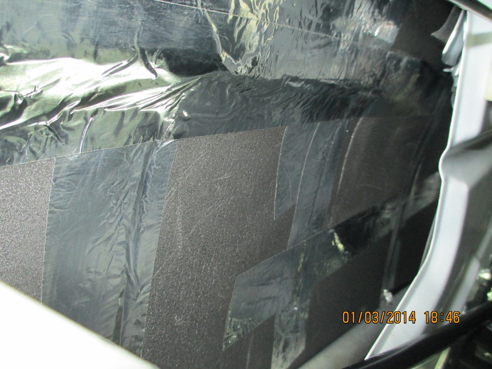 Продолжаем клеить шумку. Теперь добрался до дверей — Lada Приора седан ...