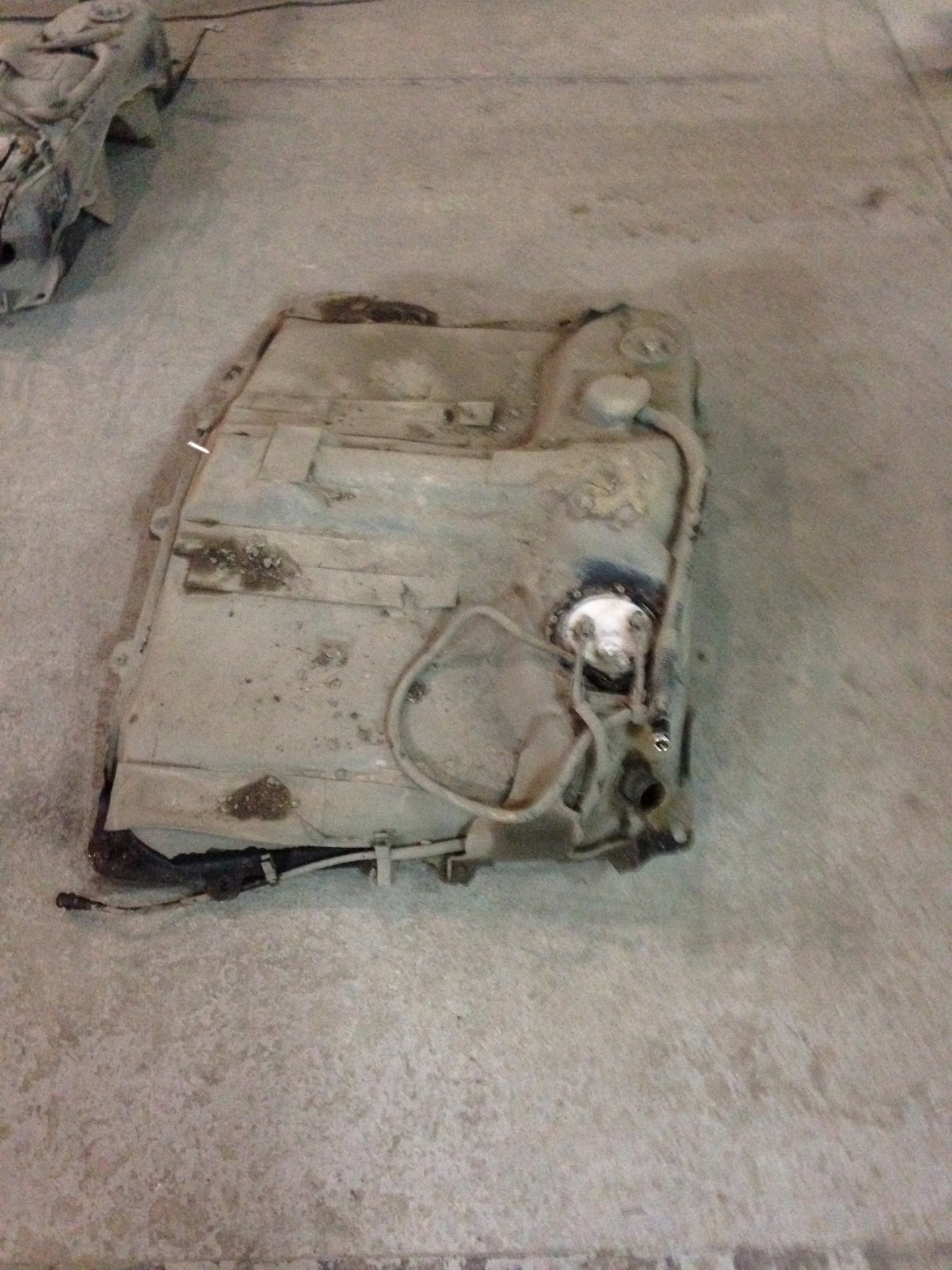 Крепление бака рав 4 2001г. Снятие бака рав 4. Бак тойота рав 4. Бензобак рав 4 2012. Пайка бака rav 4.