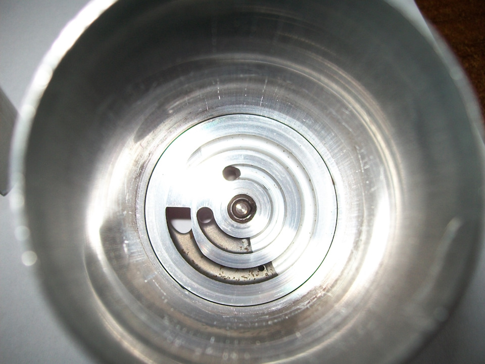 корпус насоса, срезана завальцовка со стороны щеточного узла.на фото каналы нагнетания крыльчатки.2 ступени подачи. — Ford S-Max (1G)