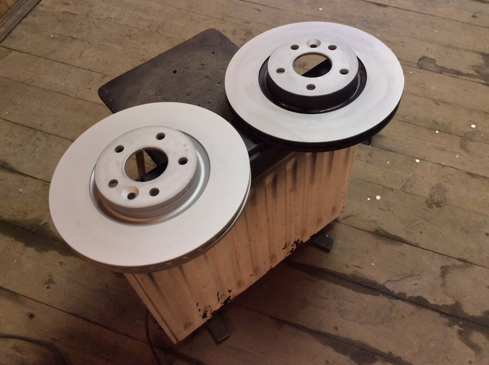 Дискам также с помощью чёрной термостойкой краски придаём более эстетичный вид ))) — Ford Focus Hatchback III