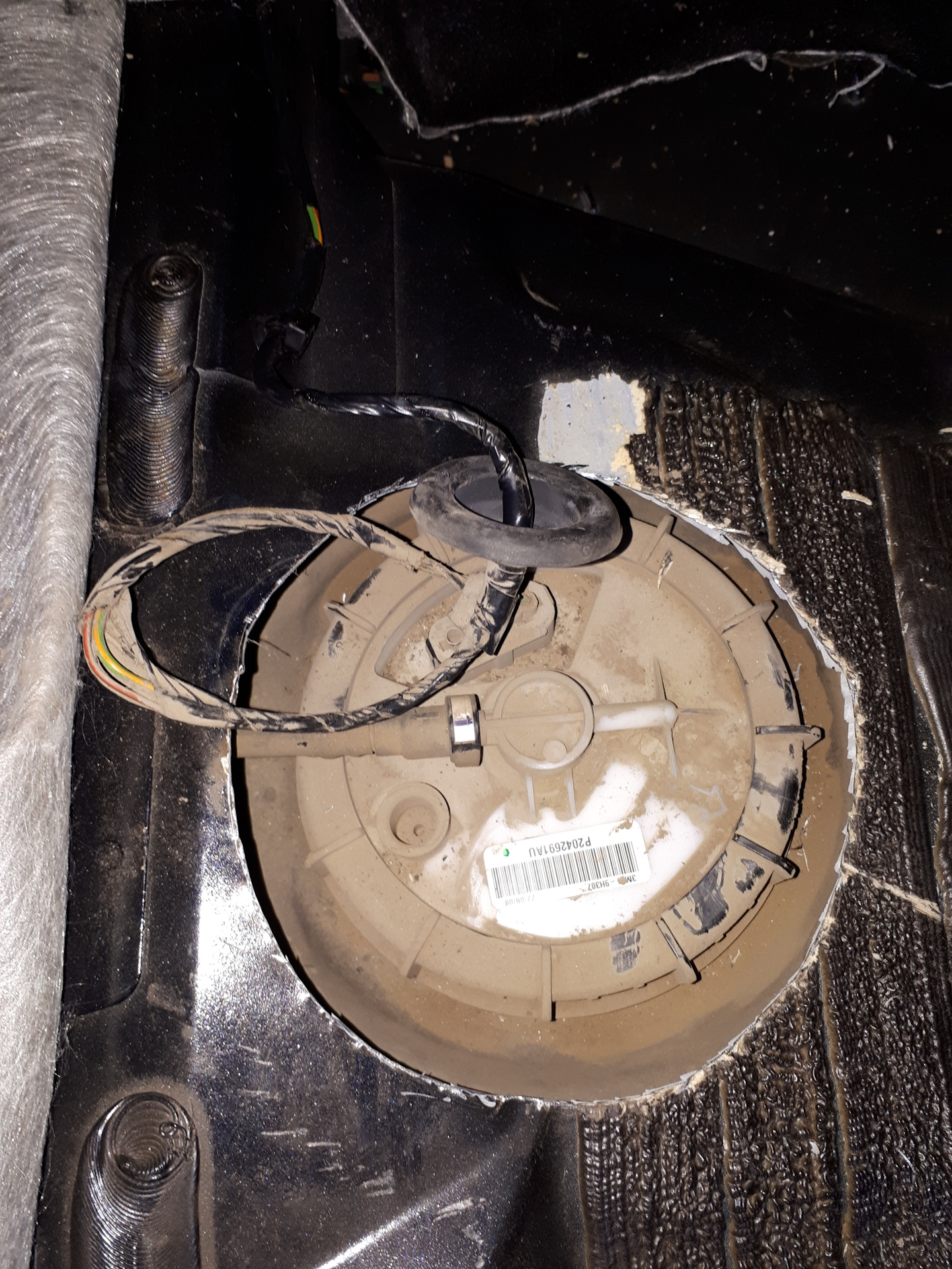 Фокус 2 лючок под бензонасос. Suzuki grand vitara 2 лючок бензонасоса. Лючки бензонасоса. Ford focus 2 лючок бензонасоса. Лючки бензонасоса.