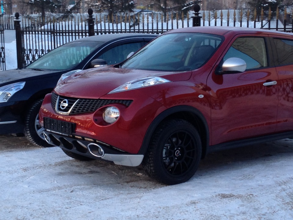 Красный Nissan Juke r18