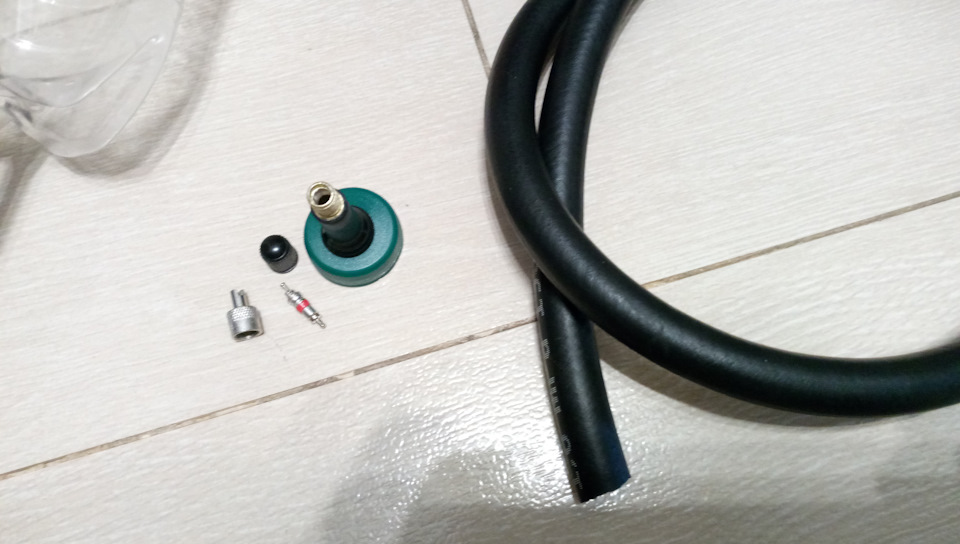 Из вентиля на крышке выкручиваем золотник. Через это отверстие промывка под давлением будет подаваться в топливную рампу. И вот нормальный армированный, бензостойкий шланг. — Daewoo Leganza