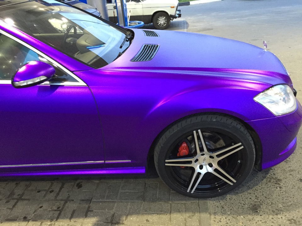 Перламутровый фиолетовый. Мерседес фиолетовый матовый. ВАЗ 2107 фиолетовый металлик перламутр. Кэнди фиолетовый Мерседес. Лексус матовый фиолетовый хром.