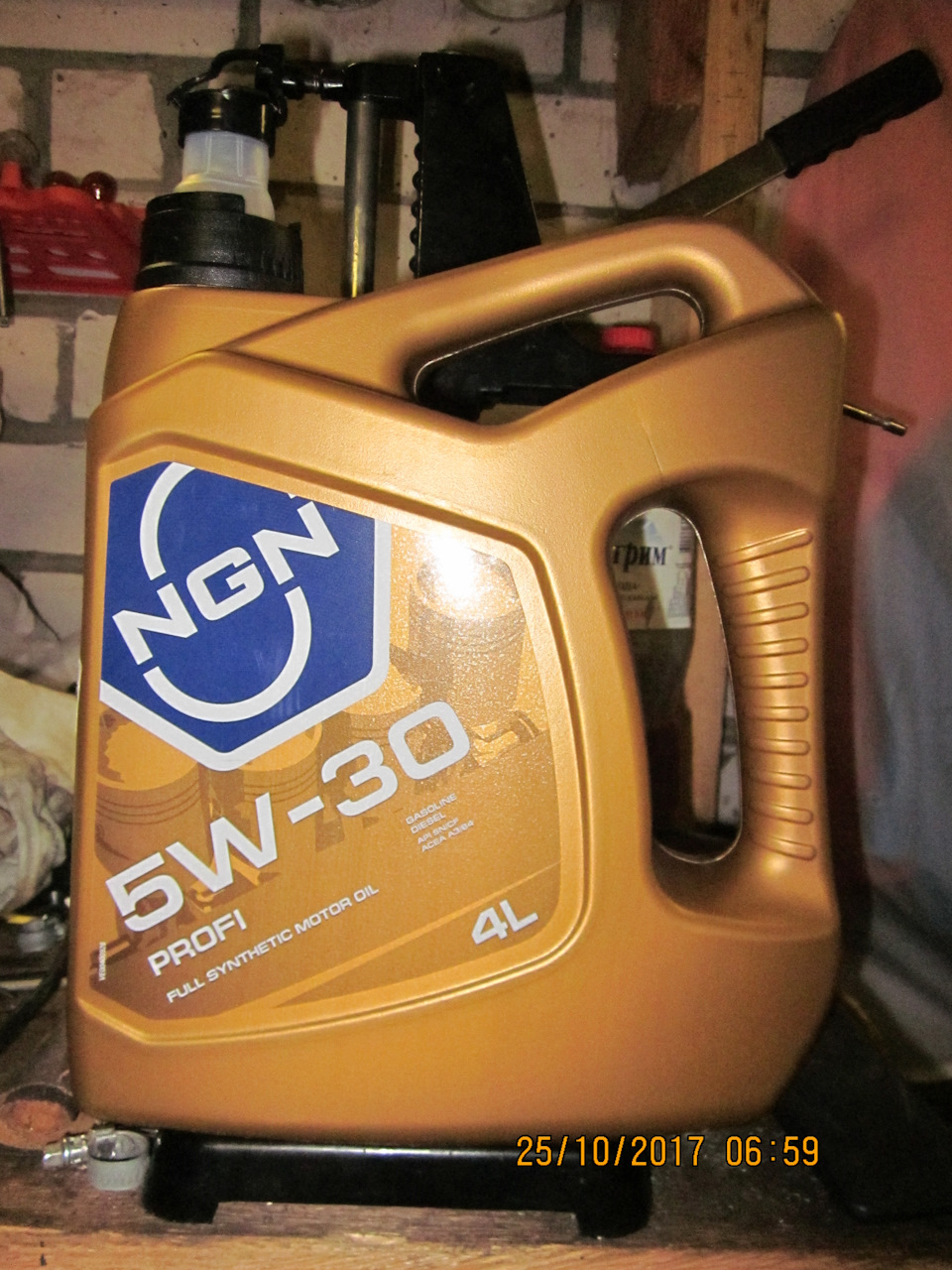Масло, которое рекомендовал Механик обошлось в 1200рэ. Lukoil Genesis Armortech A5/B5 5W-30 мне в целом понравилось, но за 1700рэ я уже не готов его покупать. — Daewoo Gentra