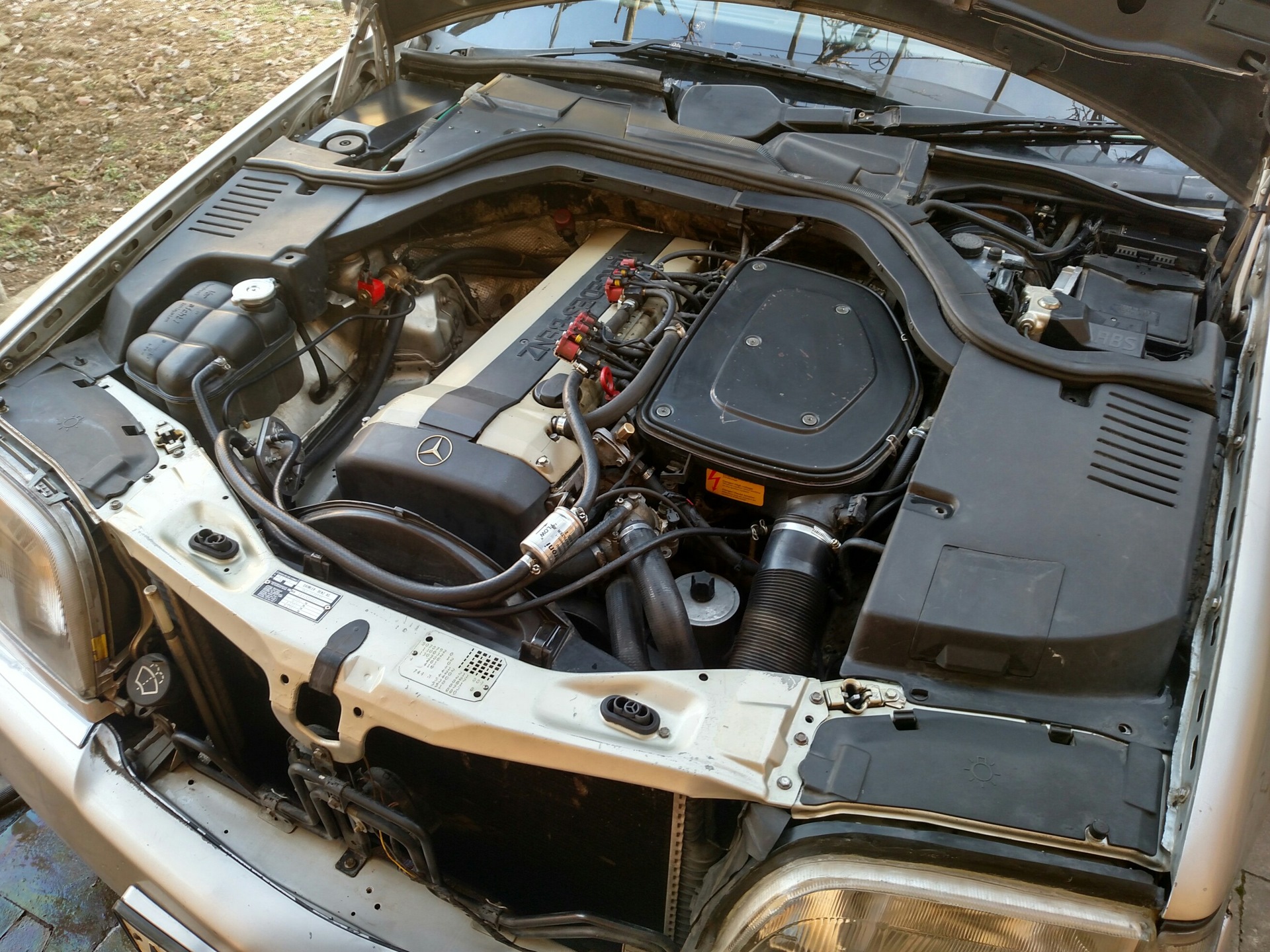 W124 фото под капотом