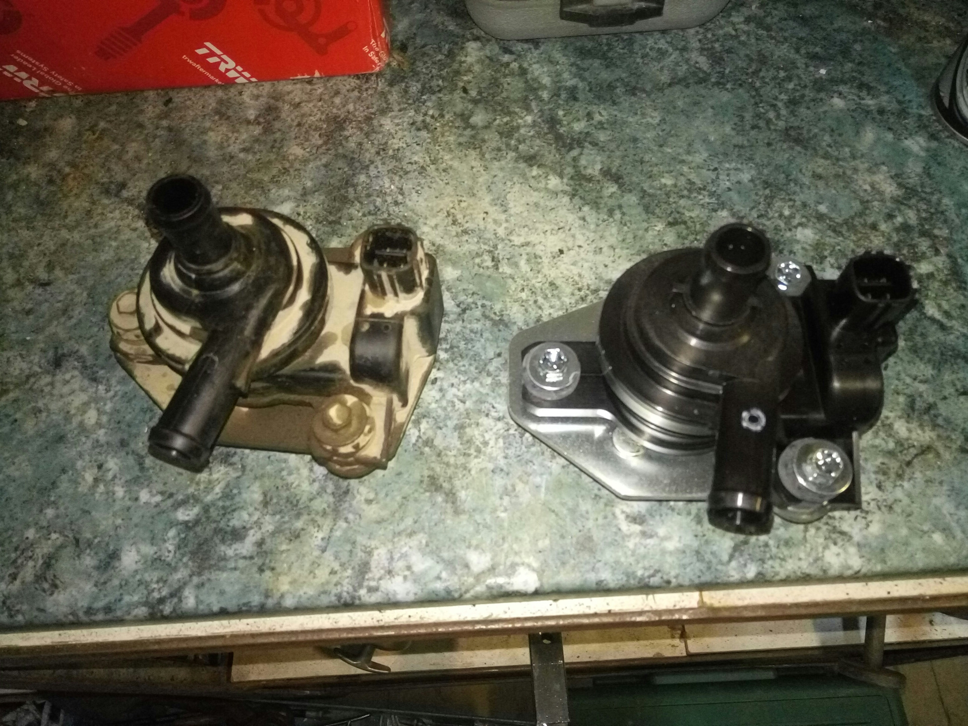 Меняем помпу инвертора тойота приус 20. Замена помпы инвертора. Замена помпы инвертора. Prius 30 помпа инвертора. Помпа инвертора prius 20 от prius 20.