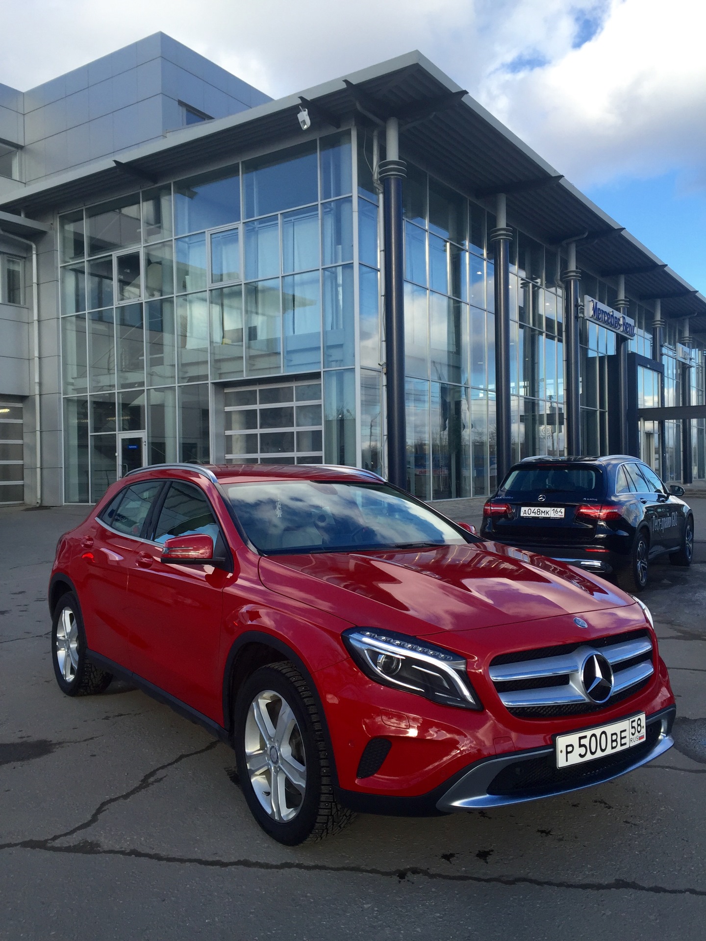 Mercedes Benz GLA 250 красный