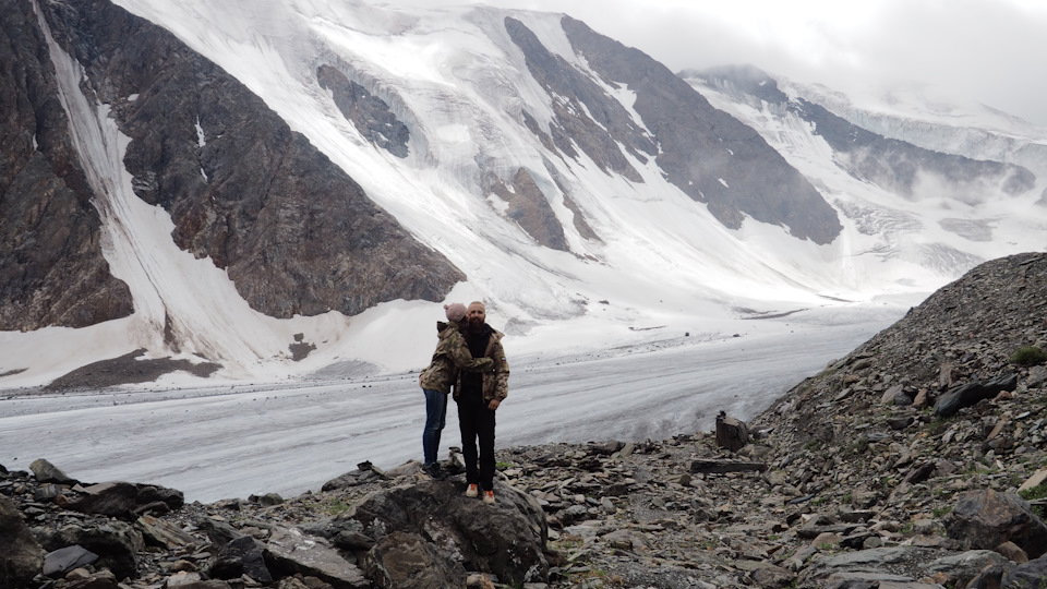 Даже в одиночестве открывать для себя мир здорово. Но когда делишь впечатления с близким человеком, они усиливаются многократно. Ну и если в старости склероз заберёт часть воспоминаний, всегда есть шанс, что твоя вторая половинка ещё всё помнит)) — ГАЗ Соболь