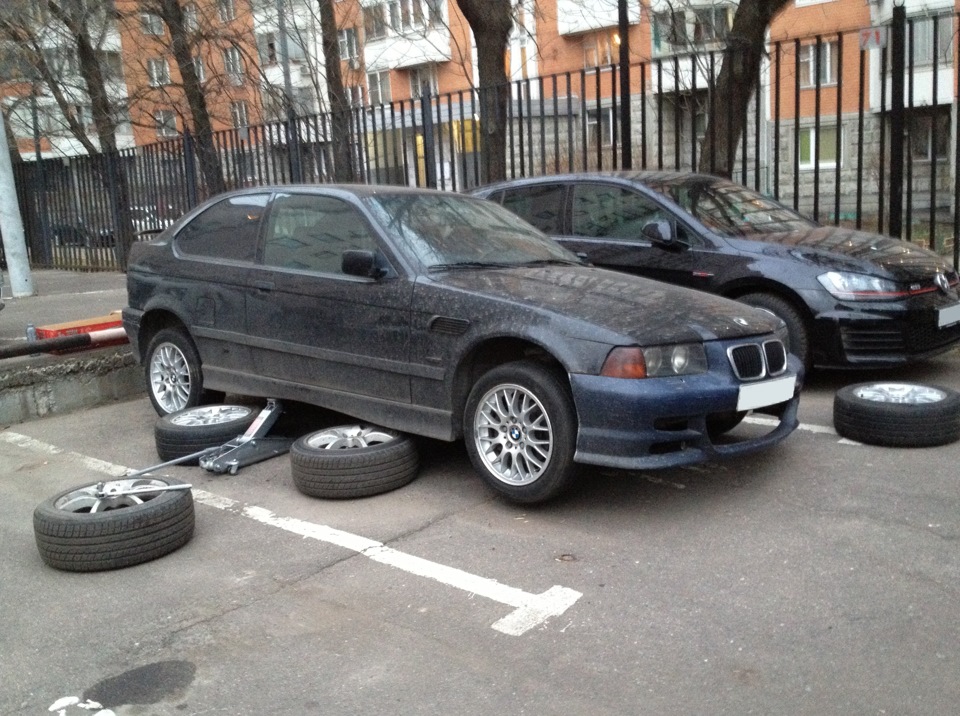 Теперь полного доверия к домкрату-нет, поэтому пришлось положить колеса для страховки) — BMW 3 series Compact (E36/5)