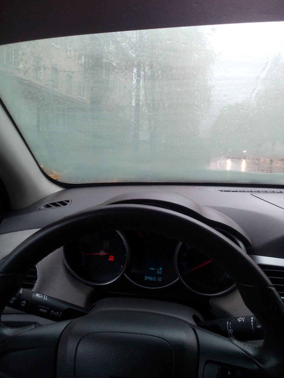 потеет лобовое стекло изнутри что делать шевроле круз