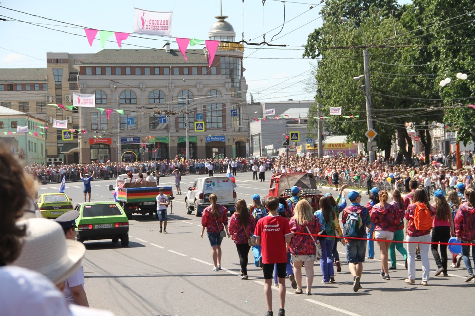 Фото день города. Празднование дня города. Парад на день города. Шествия на день города Москвы фото. Когда парад в городе Иваново.