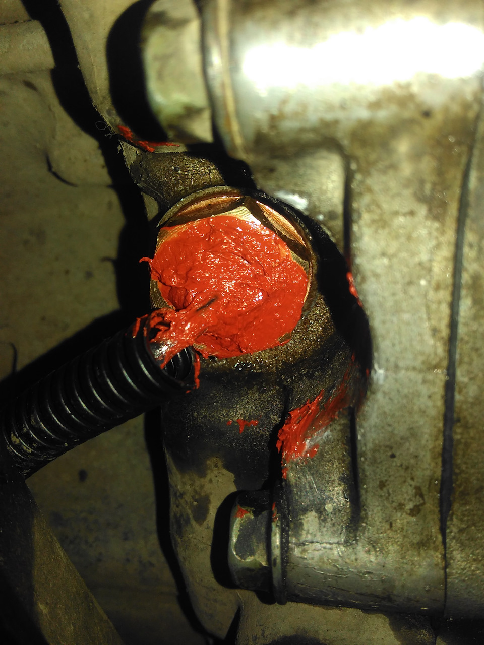 Получилось как то небрежно, но вроде надежно, по идеи паста не вытечет. — Mazda MPV II