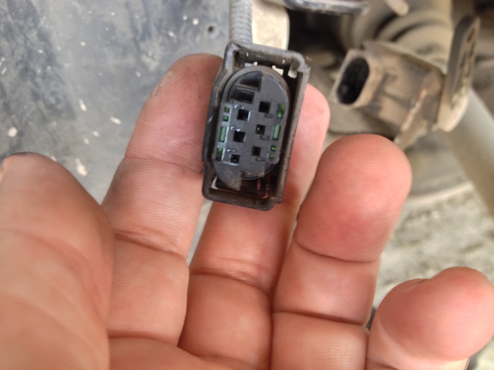 Снимается отгибанием ушек с торцов разъёма в стороны. — Volkswagen Passat B5