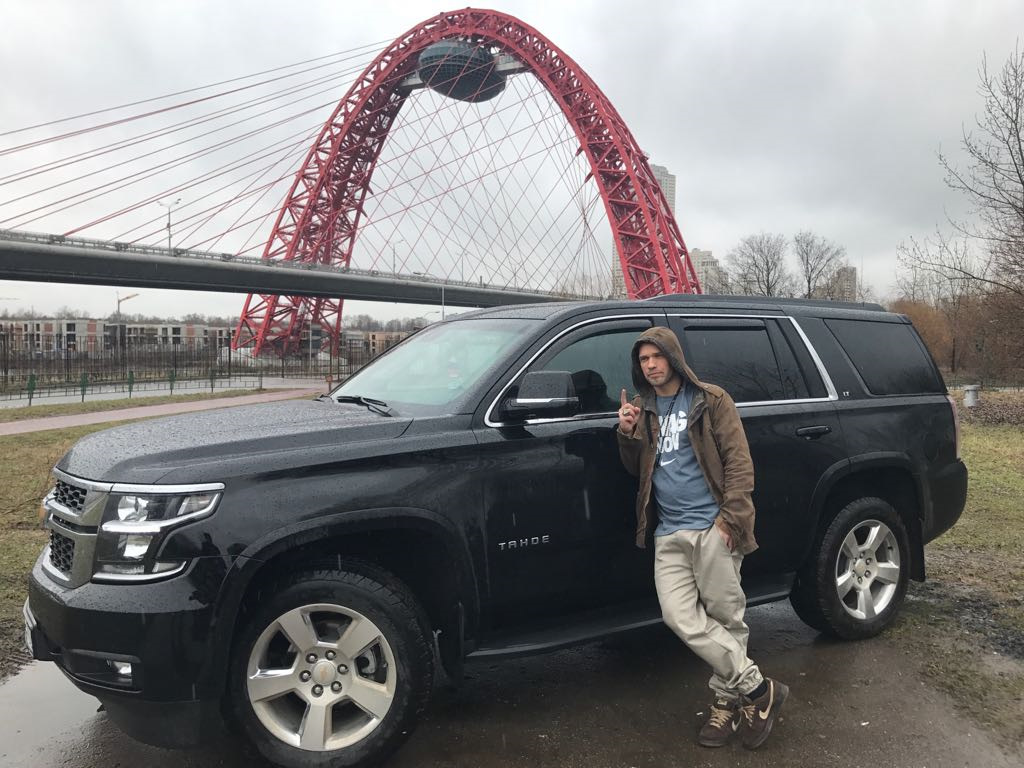 Chevrolet Tahoe 2015 с человеком