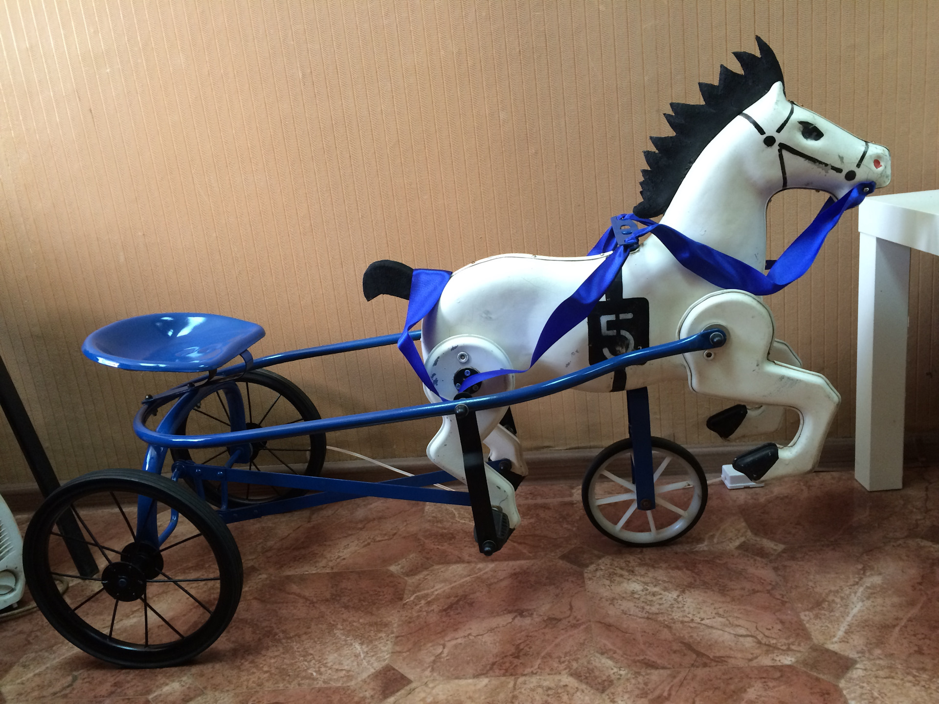 Вело лошадка. Конь педальный. Конь с педалями. Игрушка лошадь с педалями. Машинка конь педальный.