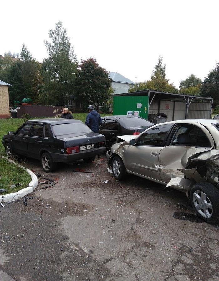 Водитель можайск. Авария во дворе. ДТП во дворе.