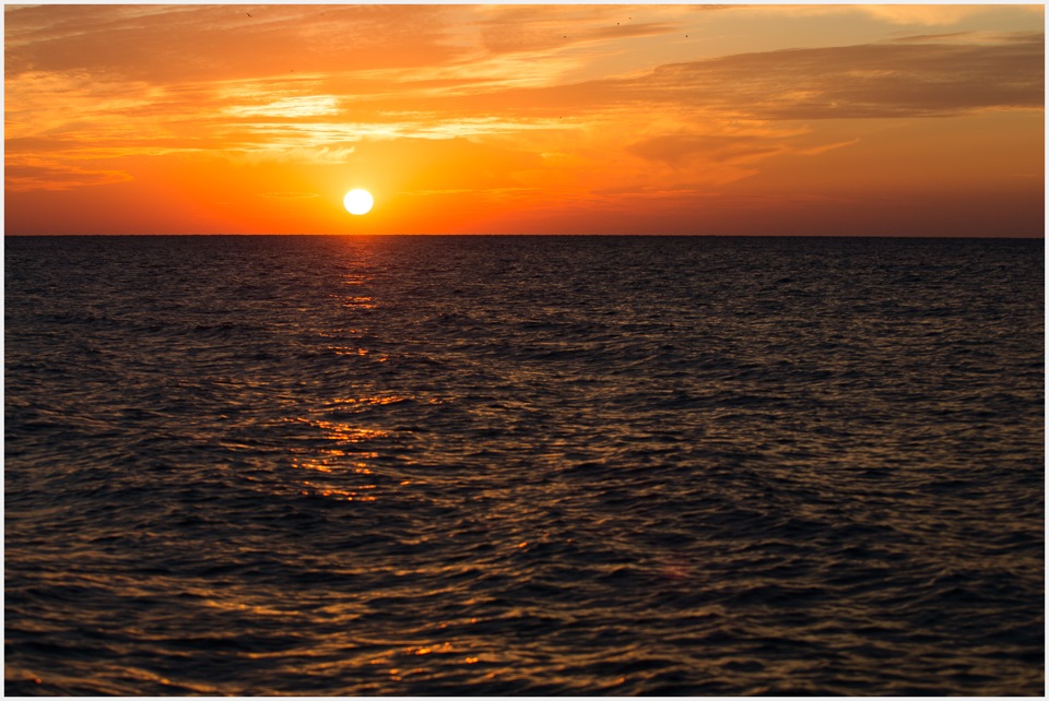 церковь на фоне заката. багряные воды. море закат рассвет. фотографирую закат. вечернее небо.
