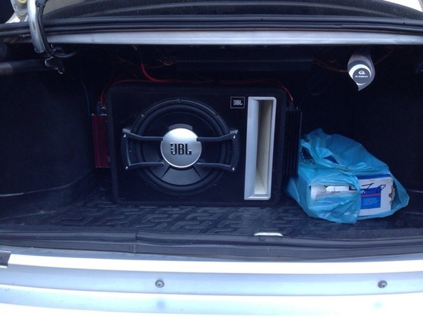 Немного карбона и установка сабвуфера. JBL, Crunch, Challenger, Stinger ...