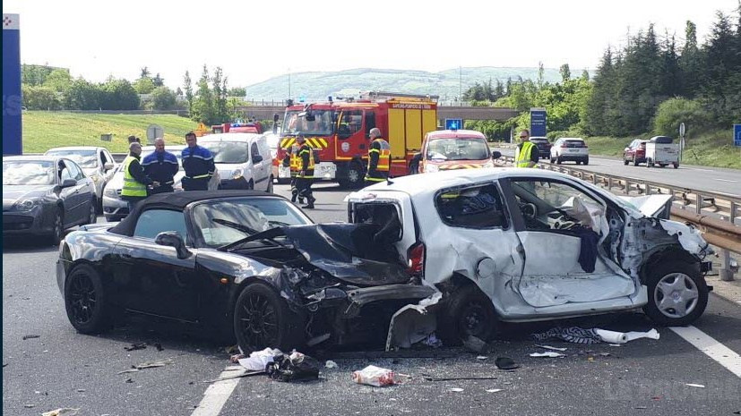 Фото этой аварии из Твиттера. Ссылка на статью: www.leprogres.fr/actualite/2018/04/26/l-a7-fermee-pour-une-duree-indeterminee-dans-le-sens-sud-nord — Audi A4 (B9)