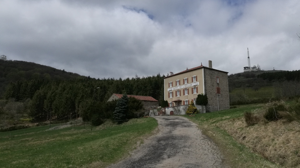 Возле crêt de l'Œillon стоит мрачноватый, на мой взгляд, отель, достойный романа Стивена Кинга. — Audi A4 (B9)