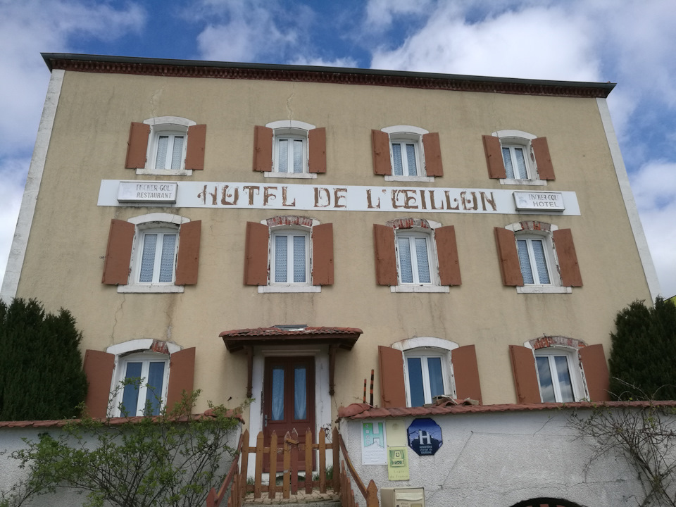 Отель, судя по всему, пока что закрыт. Или уже закрыт, хз. — Audi A4 (B9)