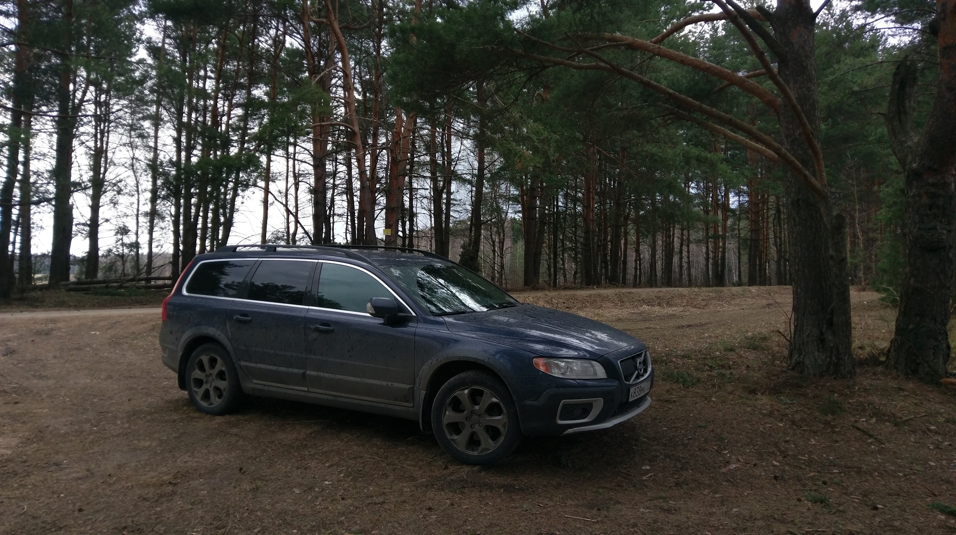 Volvo xc70 II на России в лесу