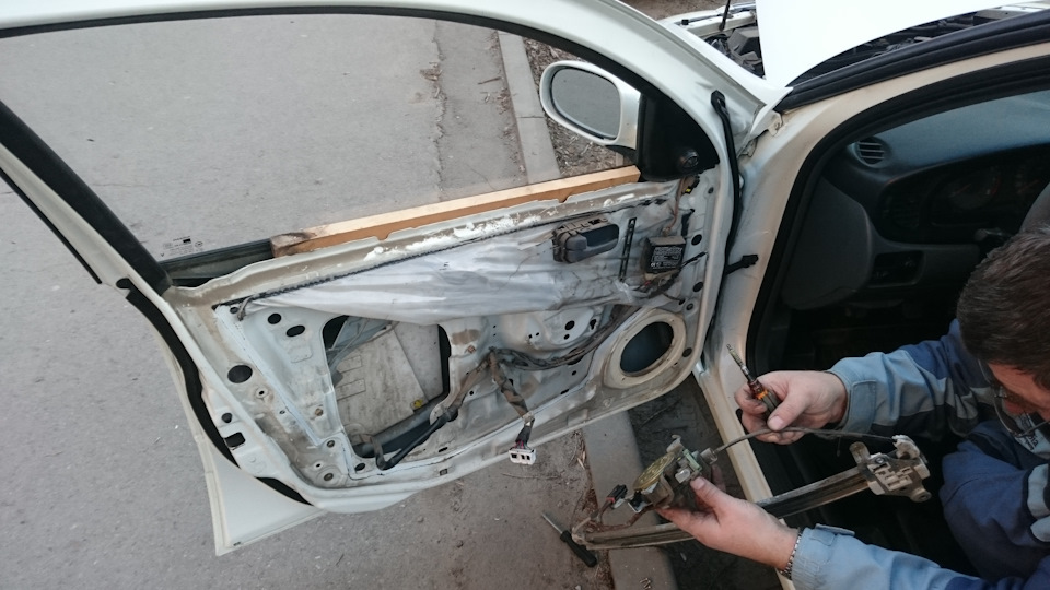 Стеклоподъемник двери водителя. — Nissan Almera Classic (B10), 1,6 л ...