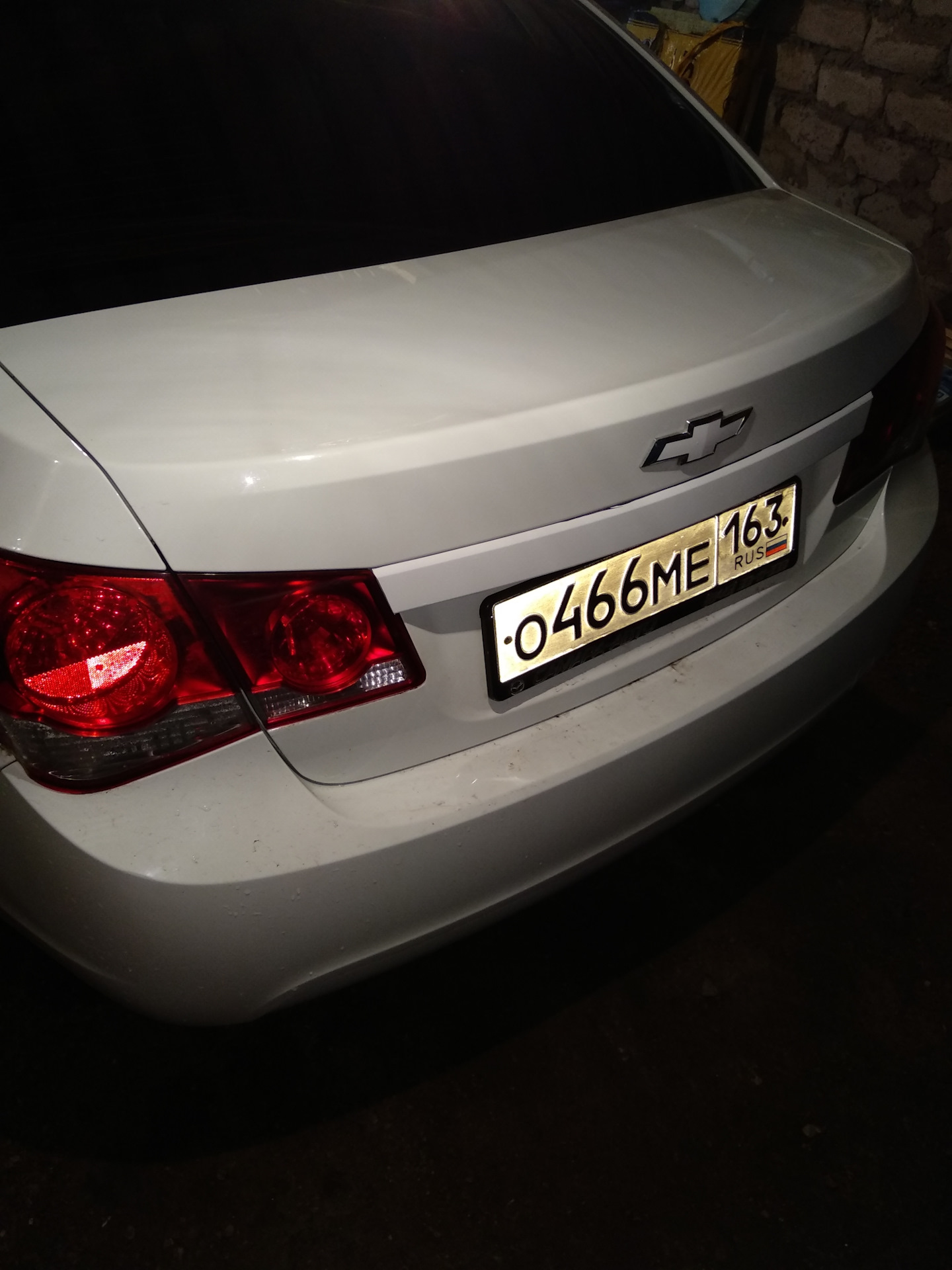 Оклейка креста и рамки над номером пленкой — Chevrolet Cruze (1G), 1,6 ...